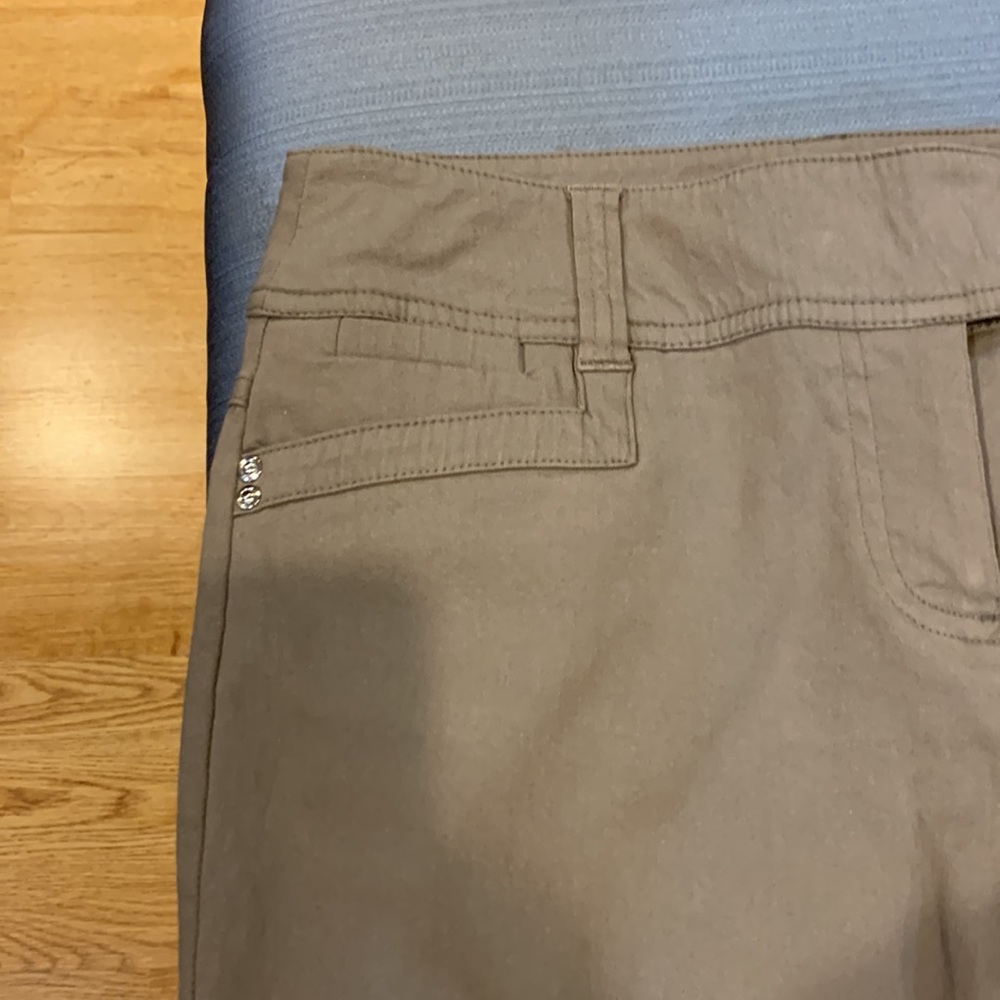 Style and Co taupe cargo Capri length pants, size 6. - Picture 4 of 7